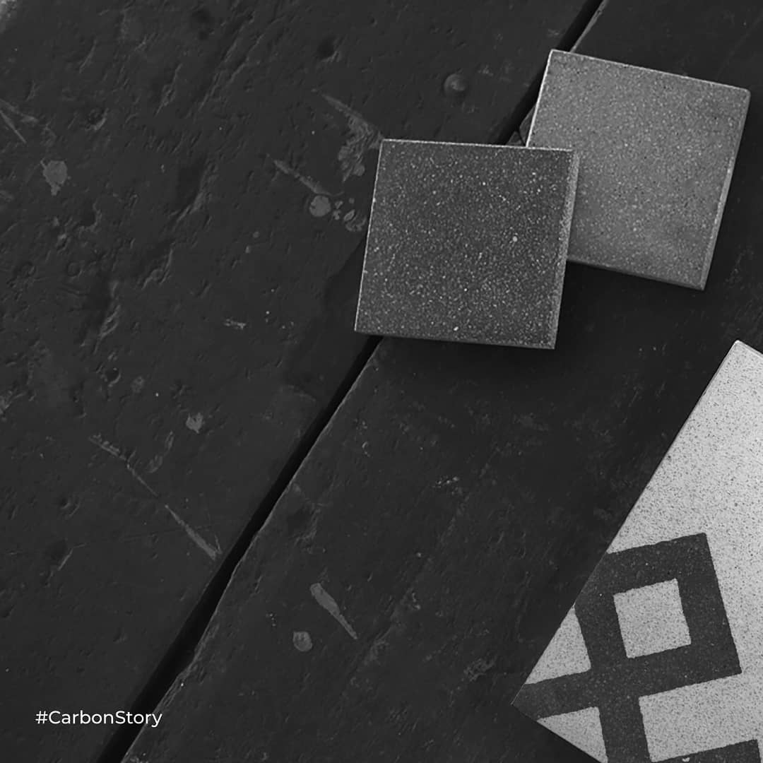 Carbon Craft Design, une startup indienne fabrique des tuiles de construction à partir de carbone rejeté par les industries.
