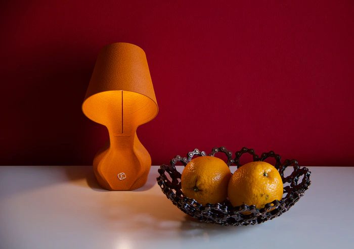 Ohmie est une lampe imprimée en 3D à partir de pelures d’oranges