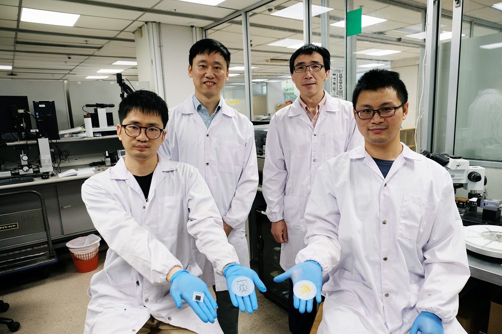 4 scientifiques dans un laboratoire qui tiennent une pile biodégradable