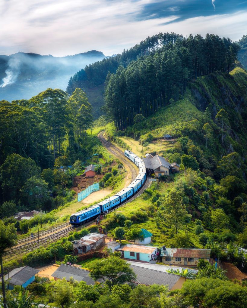 Un train traversant une vallée verdoyante