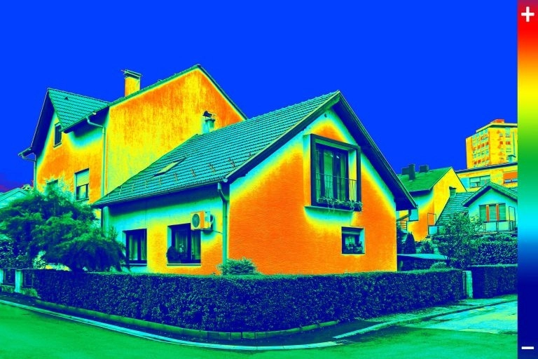 Photo d'une maison en pleine rénovation énergétique