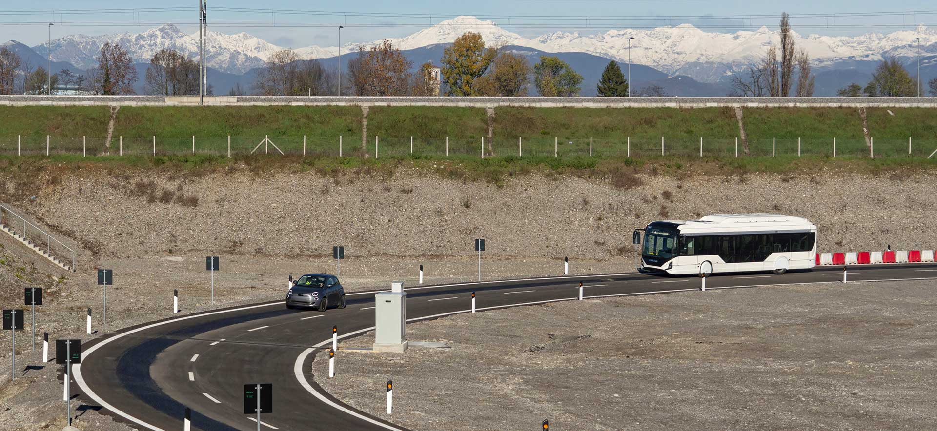 Photo d'une portion de l'Arena Del Futuro, la route capable de recharger les batteries des véhicules qui roulent dessus
