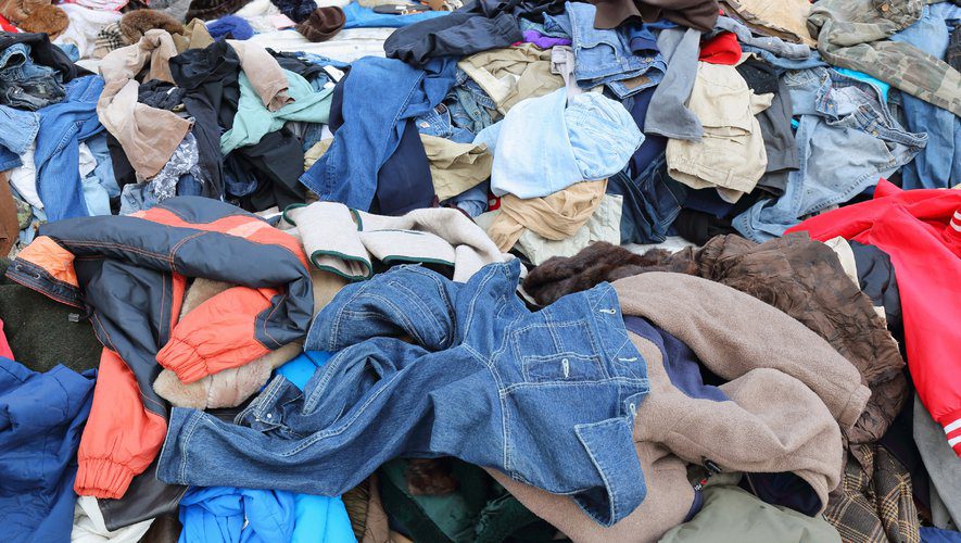 Pile de vêtements usagés. Ils pourraient être recyclés avec la nouvelle fibre d'Induo