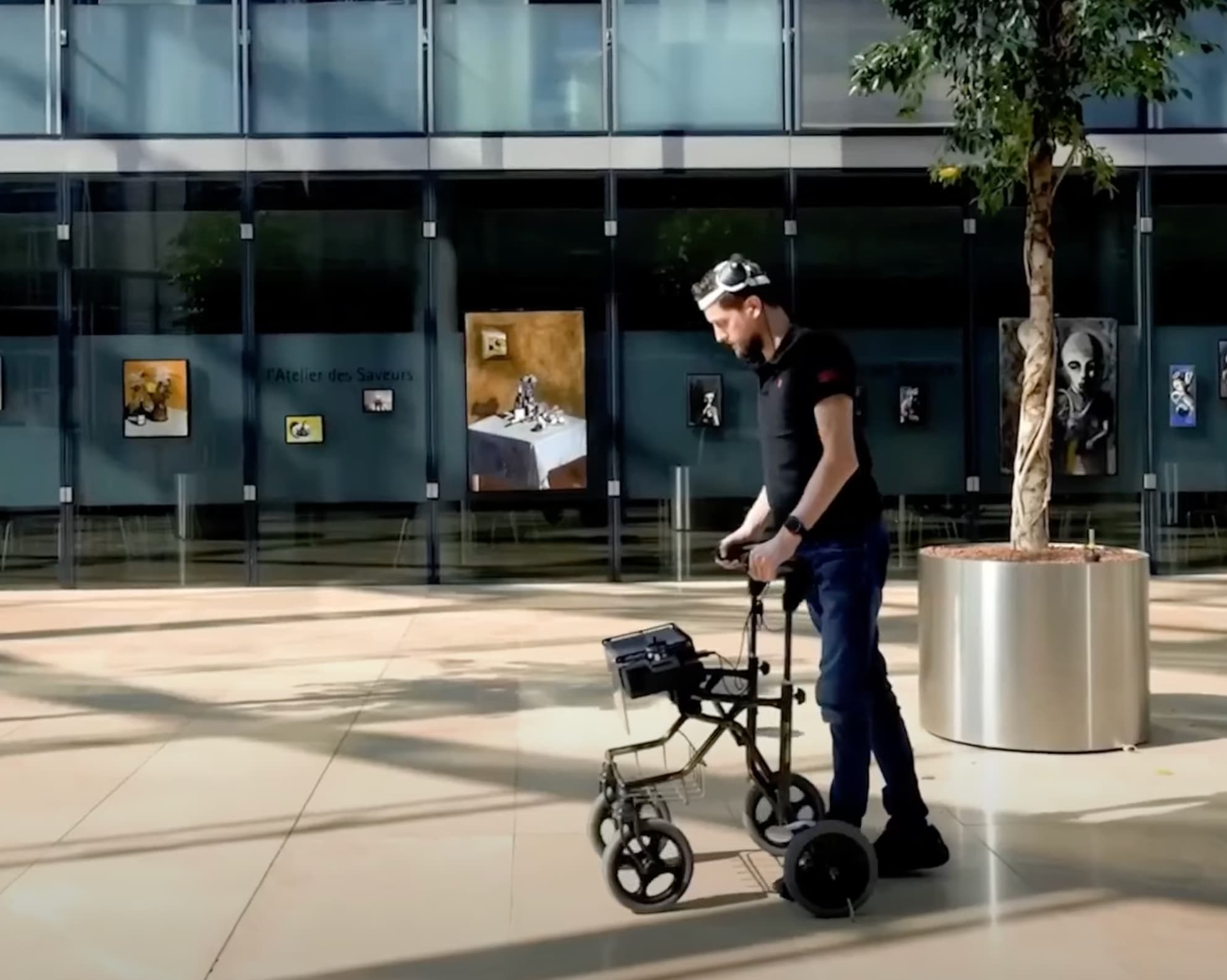 Première mondiale : une personne paraplégique pilote sa marche par la pensée