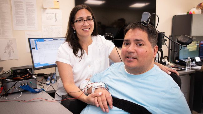 Un homme paralysé nommé Keith Thomas a retrouvé la capacité de bouger et de ressentir grâce à une technologie innovante. Cette avancée est le résultat d'un essai clinique mené par les chercheurs de l'Institut Feinstein pour la recherche médicale à New York.