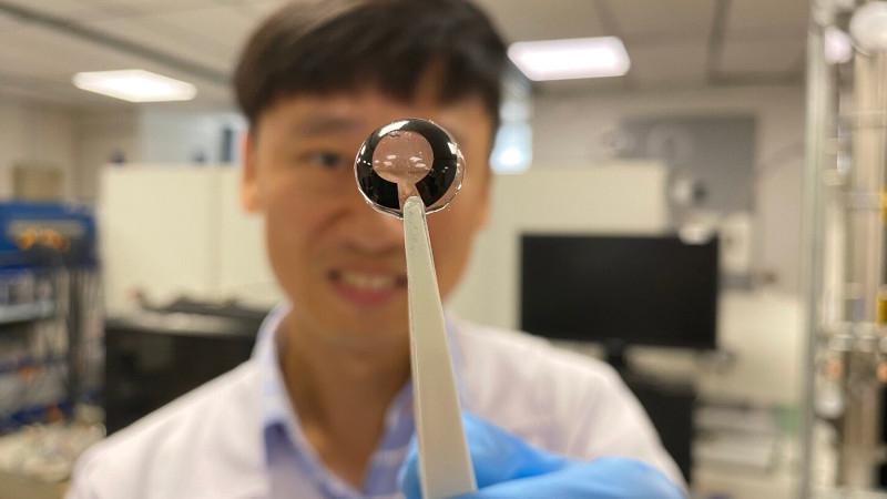 Des lentilles de contact intelligentes alimentées par une batterie ultra-mince à base de larmes pour détecter les maladies