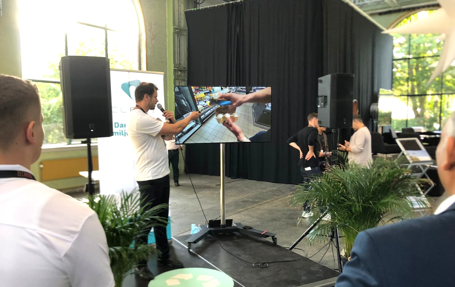 La plateforme Digi-EYE offre aux consommateurs la possibilité de pointer leur téléphone sur l'emballage d'un produit et de regarder un livestreaming des conditions de production